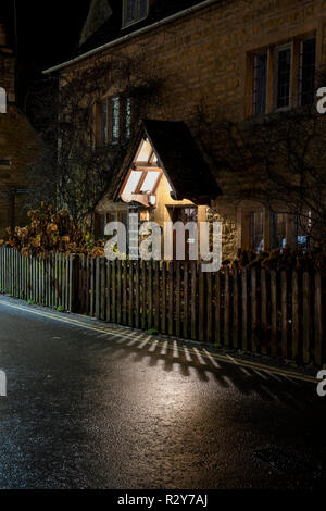 Bourton sull'acqua cottage porta la notte in autunno. Bourton sull'acqua, Cotswolds, Gloucestershire, Inghilterra Foto Stock