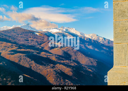 Alpes montagne vista aerea dalla sacra di san michele abbazia di piamonte distretto, Italia Foto Stock