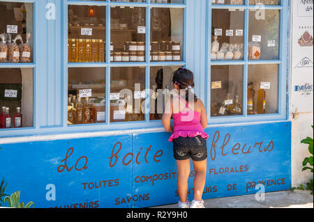 La ragazza alla vetrina di un negozio di souvenir, Ramatuelle, Var, Provence-Alpes-Côte d'Azur, in Francia, in Europa Foto Stock