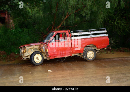 Vecchio rosso pickup truck in cattivo stato parcheggiato di fianco alla strada nei pressi di Tarija in Bolivia Foto Stock