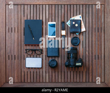 L'uomo set da viaggio e accessori su un sfondo di legno. Vista superiore Foto Stock