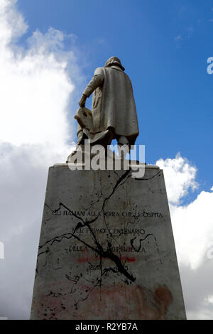 Vandalizzato Monumento a Cristoforo Colombo in segno di protesta contro il trattamento delle popolazioni indigene dai colonizzatori europei, La Paz, Bolivia Foto Stock