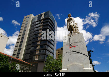 Vandalizzato Monumento a Cristoforo Colombo in segno di protesta contro il trattamento delle popolazioni indigene dai colonizzatori europei, La Paz, Bolivia Foto Stock