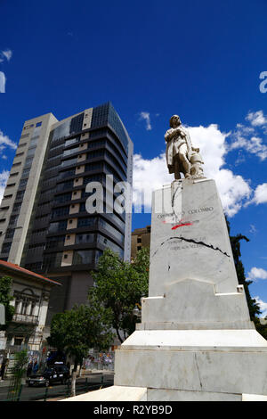 Vandalizzato Monumento a Cristoforo Colombo in segno di protesta contro il trattamento delle popolazioni indigene dai colonizzatori europei, La Paz, Bolivia Foto Stock