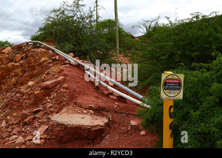 Segnale di avviso accanto al gas naturale tubo, Villa Abecia, Chuquisaca Reparto, Bolivia Foto Stock