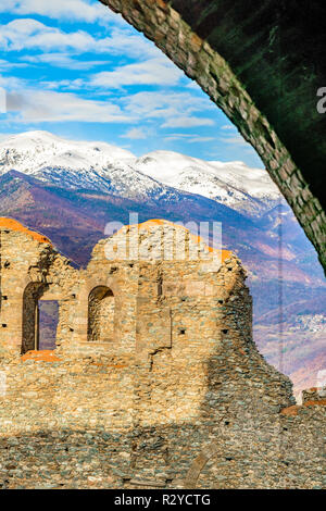 Dettagli esterni vista di san michele sacra abbazia che si trova alla sommità del monte pichiriano in piamonte distretto, Italia Foto Stock