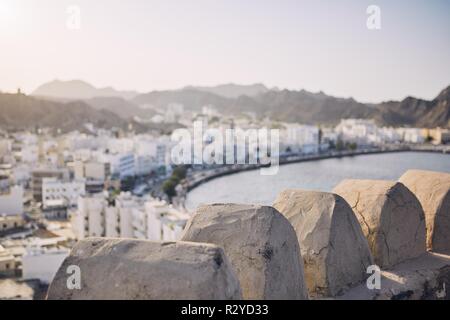 La città di Muscat al tramonto. Messa a fuoco selettiva su dettagli di Fort. Il sultanato di Oman. Foto Stock