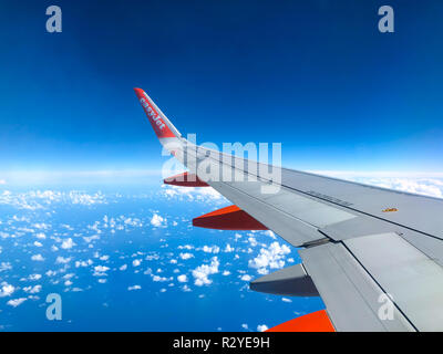 Tenerife, Isole canarie, Spagna - Novembre 2018: Easyjet logo sull'ala di aeroplano di Easyjet aereo sopra l'oceano atlantico Foto Stock