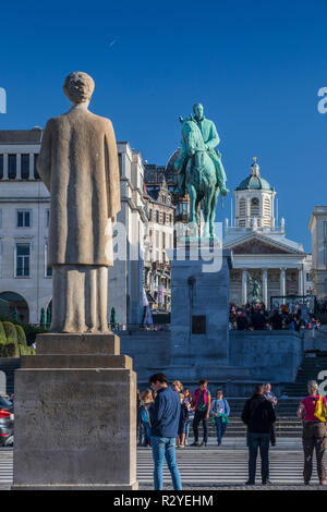 Bruxelles, statua di Re Alberto e la Regina Elisabetta del Belgio con la gente intorno Foto Stock
