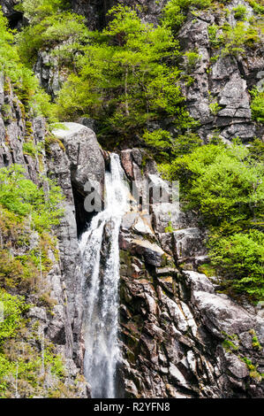Denim Blu con cascata di entrare Western Brook stagno nel Parco Nazionale Gros Morne, Terranova. Foto Stock