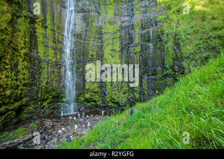 Waimoku Falls e Visitatori Haleakala NationalPark,Maui, Hawaii, Stati Uniti d'America. Foto Stock