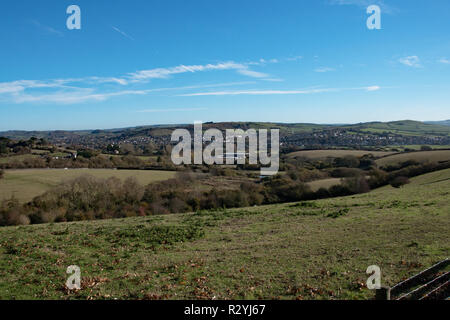 Campi verdi circondano la città mercato di Bridport nel Dorset. Foto Stock