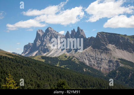 Il Geisler Gruppe o Gruppo delle Odle dal Rasciesa sopra la Val Gardena Estate Dolomiti Italia Foto Stock