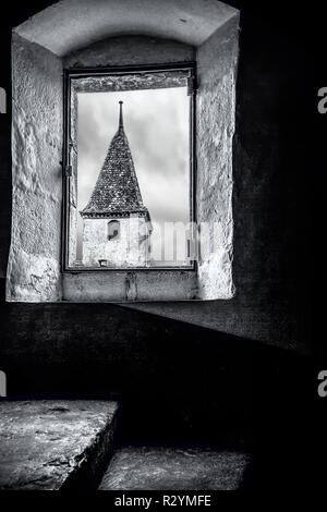 Questa immagine viene preso dall'interno di una delle torri del castello di Gruyere o più propriamente ChŠteau de Gruyeres, guardando a un altro angolo e al Foto Stock