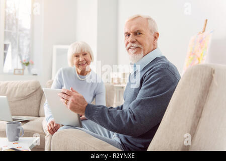 Elegante imprenditrice di invecchiamento per discutere i dettagli di lavoro con il suo partner Foto Stock