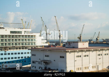 La porta di carico gru, nave e terminale di trasporto al porto di Palermo, Sicilia, Italia, 8 ottobre 2018 Foto Stock