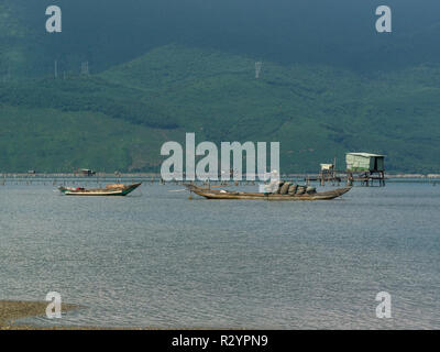 Barche da pesca e sparso ormeggiata in Lang Co Village Laguna Sud Vietnam tra un giro sulla laguna e sul Mare della Cina del Sud noto per i suoi piatti a base di pesce Foto Stock