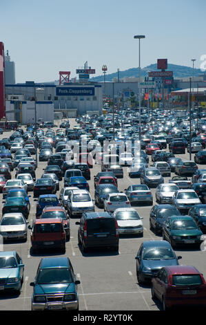 Einkaufsverkehr im Süden von Wien, Shopping City Süd Foto Stock