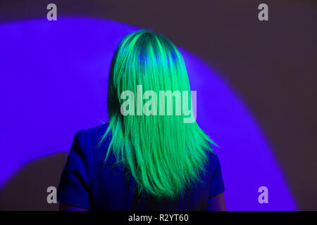 Parrucchiere professionale la tintura dei capelli. Multicolor colorazione fluorescente Foto Stock