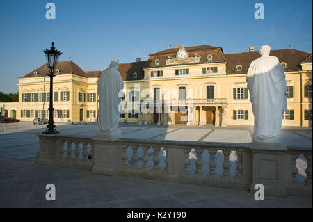 Schloss Laxenburg, Schlossplatz gestaltet von Boris Podrecca Foto Stock