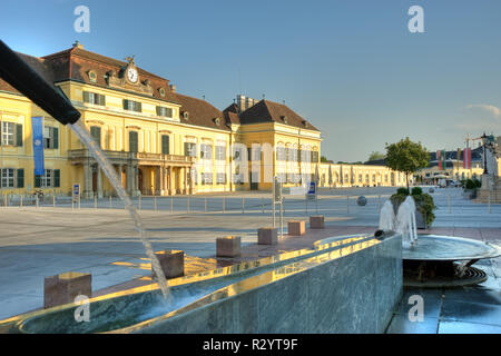 Schloss Laxenburg, Schlossplatz gestaltet von Boris Podrecca Foto Stock