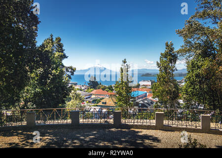 Vista aerea di Puerto Varas e del vulcano di Osorno dal Calvario Hill - Puerto Varas, Cile Foto Stock