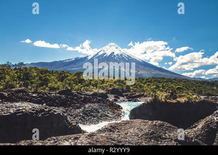 Saltos del Petrohue cascate e del vulcano di Osorno - Los Lagos Regione, Cile Foto Stock