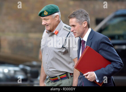 Gavin Williamson MP (Cost: South Staffordshire - Segretario di Stato per la difesa) e il generale Sir Gordon Messenger (Vice Capo di Stato Maggiore della Difesa Personale) arr Foto Stock