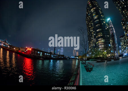 Il bacino Anable (aka undicesimo Street Basin) nella città di Long Island quartiere di Queens a New York Martedì, Novembre 13, 2018. Amazon ha annunciato che Long Island City sarà la posizione di una parte della sua HQ2 campus con il Anable bacino, sinistra, destinato per la costruzione del suo campus nonché tenendo lo spazio in una corte Square edificio per uffici. (© Richard B. Levine) Foto Stock