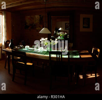 Sala da pranzo di scena in Swiss Timber-costruita casa colonica, villaggio alpino di Berschis Foto Stock