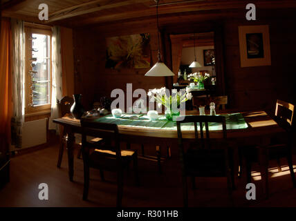 Sala da pranzo di scena in Swiss Timber-costruita casa colonica, villaggio alpino di Berschis Foto Stock