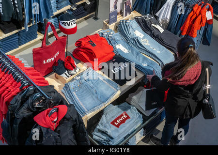 Materiale promozionale con marchio di Levi Strauss & Co. è di nuovo flagship store in Times Square a New York il suo giorno di inaugurazione, venerdì 16 novembre, 2018. Il re di jeans blu, Levi Strauss & Co., ha annunciato i piani per una offerta pubblica iniziale a prendere posto nel primo trimestre del 2019, quale sarebbe il valore della società a 5 miliardi di dollari. Levi's ha recentemente riportato che il quarto trimestre consecutivo di crescita a due cifre. La società è attualmente gestito privatamente dai discendenti di Levi Strauss. (Â© Richard B. Levine) Foto Stock