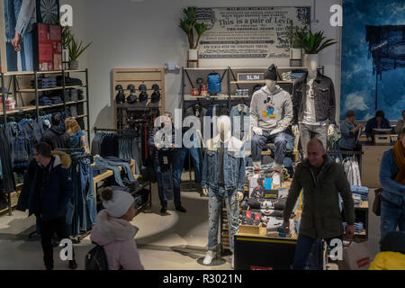 Ricerca di acquirenti per il denim in la Levi Strauss & Co. è di nuovo flagship store in Times Square a New York il suo giorno di inaugurazione, venerdì 16 novembre, 2018. Il re di jeans blu, Levi Strauss & Co., ha annunciato i piani per una offerta pubblica iniziale a prendere posto nel primo trimestre del 2019, quale sarebbe il valore della società a 5 miliardi di dollari. Levi's ha recentemente riportato che il quarto trimestre consecutivo di crescita a due cifre. La società è attualmente gestito privatamente dai discendenti di Levi Strauss. (Â© Richard B. Levine) Foto Stock