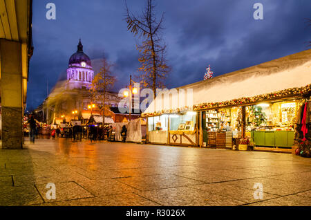 Una lunga esposizione di Nottingham Mercatino di Natale nel 2018 in Piazza del Mercato Vecchio, Nottingham, Regno Unito Foto Stock