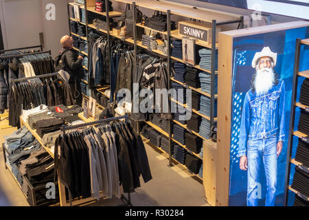 Ricerca di acquirenti per il denim in la Levi Strauss & Co. è di nuovo flagship store in Times Square a New York il suo giorno di inaugurazione, venerdì 16 novembre, 2018. Il re di jeans blu, Levi Strauss & Co., ha annunciato i piani per una offerta pubblica iniziale a prendere posto nel primo trimestre del 2019, quale sarebbe il valore della società a 5 miliardi di dollari. Levi's ha recentemente riportato che il quarto trimestre consecutivo di crescita a due cifre. La società è attualmente gestito privatamente dai discendenti di Levi Strauss. (Â© Richard B. Levine) Foto Stock