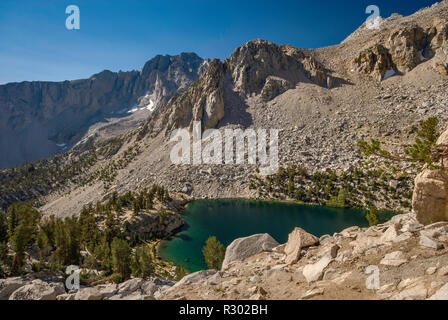 Università di picco, ghiaione sul cuore lago da Kearsarge Pass Trail, Eastern Sierra Nevada, John Muir Wilderness, CALIFORNIA, STATI UNITI D'AMERICA Foto Stock