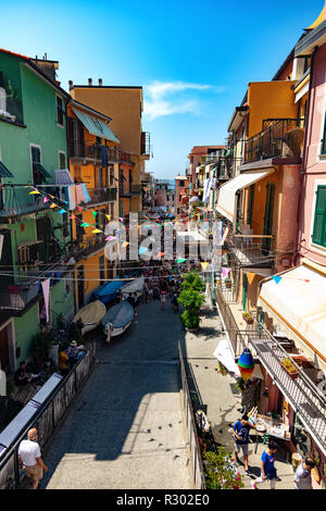 Manarola, Liguria, Italia - 08 agosto 2018 - Vista sulla strada Foto Stock