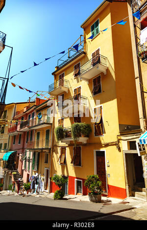 Manarola, Liguria, Italia - 08 agosto 2018 - Vista sulla strada Foto Stock