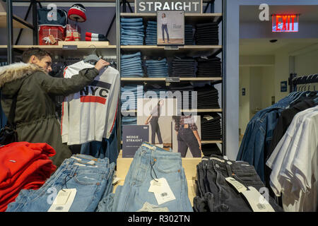 Ricerca di acquirenti per il denim in la Levi Strauss & Co. è di nuovo flagship store in Times Square a New York il suo giorno di inaugurazione, venerdì 16 novembre, 2018. Il re di jeans blu, Levi Strauss & Co., ha annunciato i piani per una offerta pubblica iniziale a prendere posto nel primo trimestre del 2019, quale sarebbe il valore della società a 5 miliardi di dollari. Levi's ha recentemente riportato che il quarto trimestre consecutivo di crescita a due cifre. La società è attualmente gestito privatamente dai discendenti di Levi Strauss. (Â© Richard B. Levine) Foto Stock