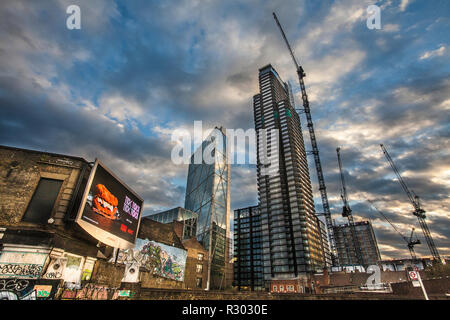 Contrastando la vecchia e la nuova architettura, sulla strada commerciale , East London, Londra, Regno Unito, Foto Stock