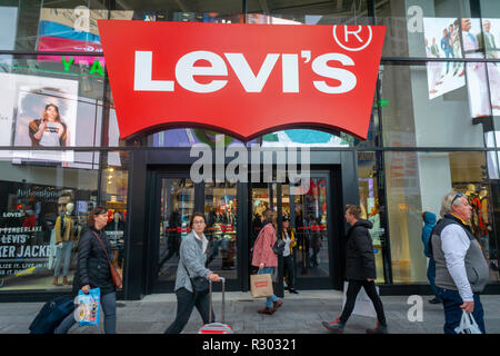 La Levi Strauss & Co. è di nuovo flagship store in Times Square a New York il suo giorno di inaugurazione, venerdì 16 novembre, 2018. Il re di jeans blu, Levi Strauss & Co., ha annunciato i piani per una offerta pubblica iniziale a prendere posto nel primo trimestre del 2019, quale sarebbe il valore della società a 5 miliardi di dollari. Levi's ha recentemente riportato che il quarto trimestre consecutivo di crescita a due cifre. La società è attualmente gestito privatamente dai discendenti di Levi Strauss. (Â© Richard B. Levine) Foto Stock