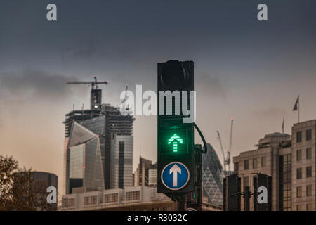 Il semaforo verde e dritto, freccia su con alti edifici della città e luogo di costruzione nella città di Londra Foto Stock