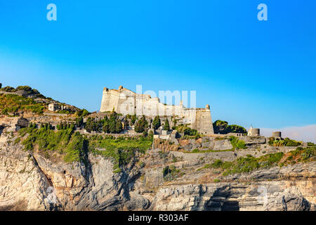 Portovenere, le Cinque Terre Liguria, Italia - 09 agosto 2018 - Vista del castello dei Doria (1164-XIX secolo) Foto Stock