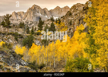 Foto di picco e aspens in caduta delle foglie nel lago Sabrina bacino evoluzione nella regione, John Muir Wilderness, Sierra Nevada, in California, Stati Uniti d'America Foto Stock