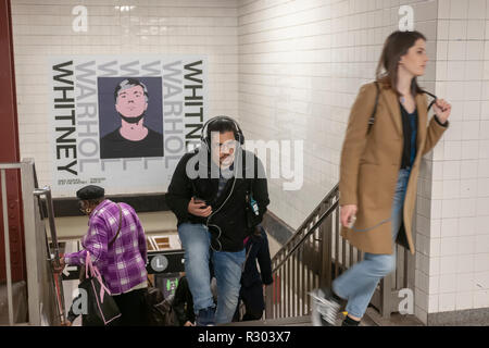 Il XIV St-Eighth Avenue stazione della metropolitana di New York viene presa in consegna dalla pubblicità per il giorno di apertura del Whitney Museum di 'Andy Warhol-From da A a B e di nuovo indietro' mostrano, visto il lunedì, 12 novembre 2018. La mostra è la prima grande retrospettiva dell'artista che lavora negli Stati Uniti a partire dal 1989. Poster in rappresentanza di Warhol iconici di immagini e di citazioni dall'artista addobba le pareti della stazione. (© Richard B. Levine) Foto Stock
