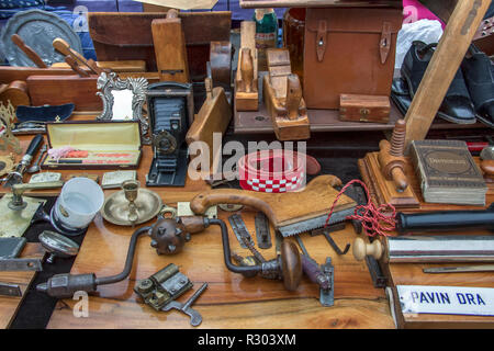 Zagabria, Croazia, Novembre 2018 - Antiquariato su uno degli stand presso il British piazza Mercato delle pulci Foto Stock