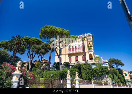 Santa Margherita, le Cinque Terre Liguria, Italia - 11 agosto 2018 - Vista di una villa di lusso Foto Stock