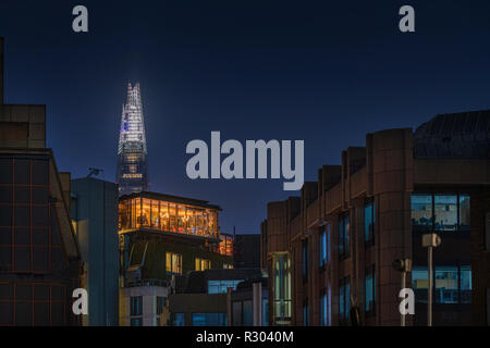 Vista del coccio di notte da Jewry Street con un bar in albergo e convento corte in primo piano Foto Stock