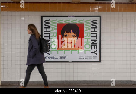 Il XIV St-Eighth Avenue stazione della metropolitana di New York viene presa in consegna dalla pubblicità per il giorno di apertura del Whitney Museum di 'Andy Warhol-From da A a B e di nuovo indietro' mostrano, visto il lunedì, 12 novembre 2018. La mostra è la prima grande retrospettiva dell'artista che lavora negli Stati Uniti a partire dal 1989. Poster in rappresentanza di Warhol iconici di immagini e di citazioni dall'artista addobba le pareti della stazione. (© Richard B. Levine) Foto Stock