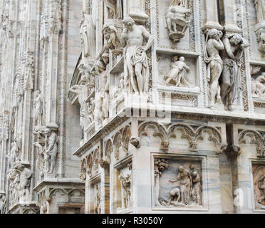 Italia Milano - Novembre 12, 2018: Bella dettagli architettonici, bassorilievi e sculture del Duomo di Milano Foto Stock